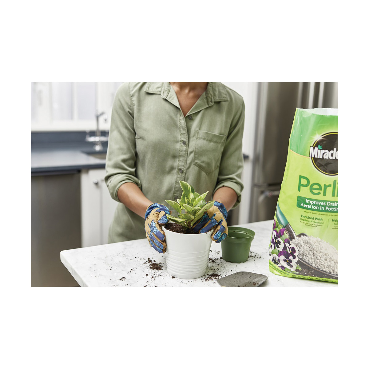 Miracle-Gro 74278430 Perlite, Granular, Off-White/White, 8 qt Bag - 4