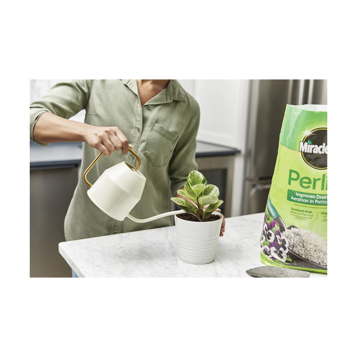 Miracle-Gro 74278430 Perlite, Granular, Off-White/White, 8 qt Bag - 5