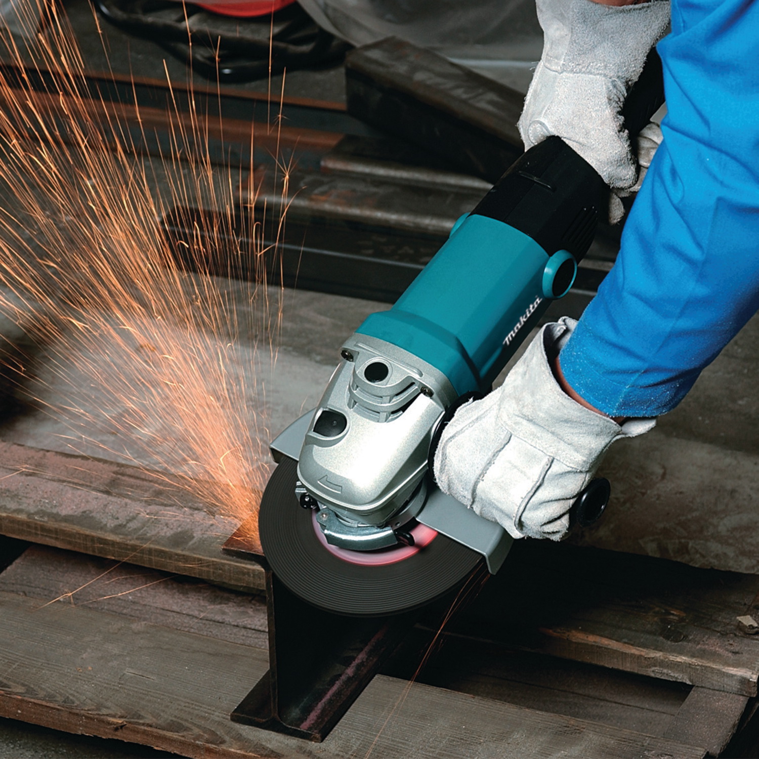 Makita GA7011C Angle Grinder, 15 A, 5/8-11 Spindle, 7 in Dia Wheel, 6000 rpm Speed - 3