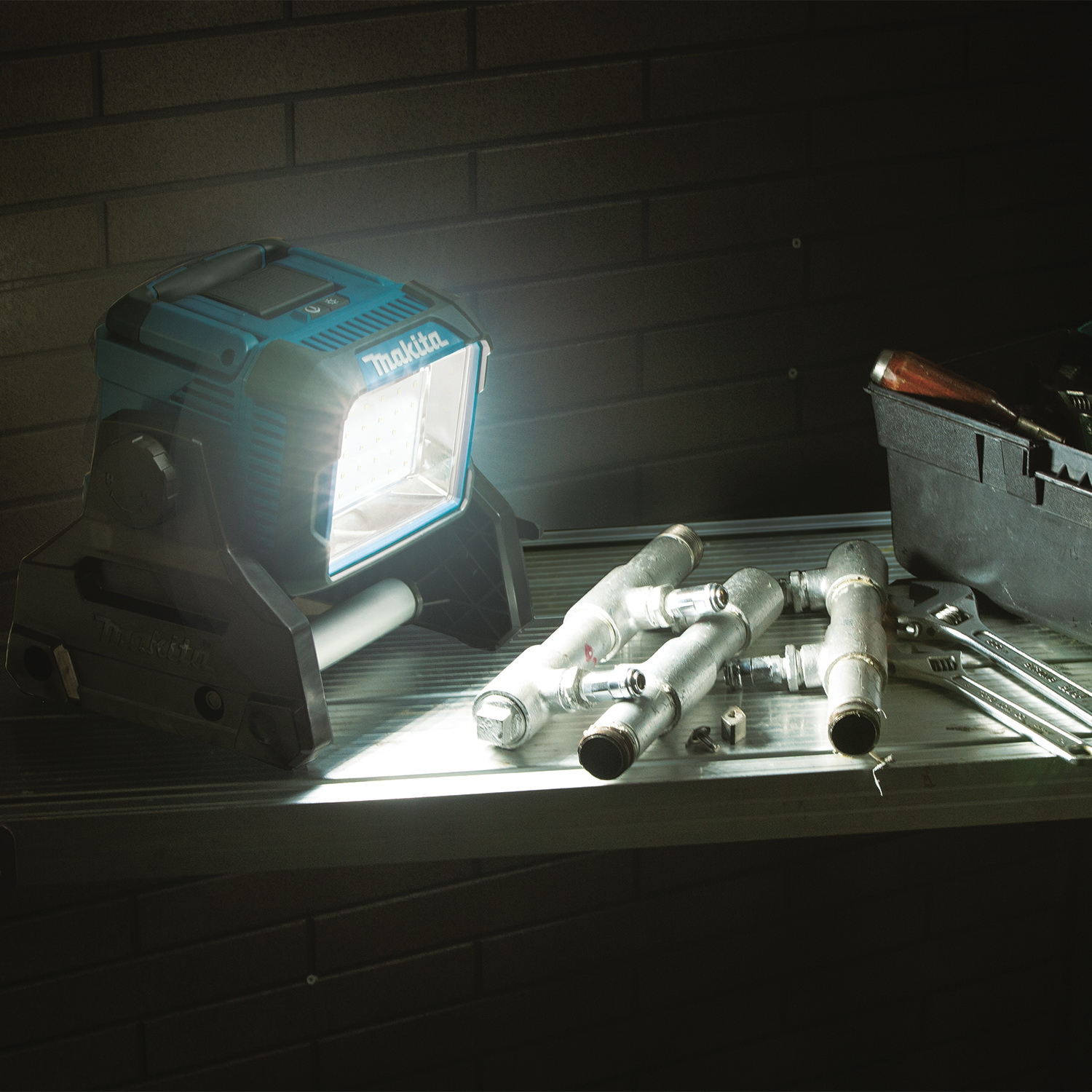 Makita LXT Series DML811 Cordless/Corded Work Light, 120 VAC, 31.5 W, LXT Lithium-Ion Battery, 30-Lamp, LED Lamp - 4