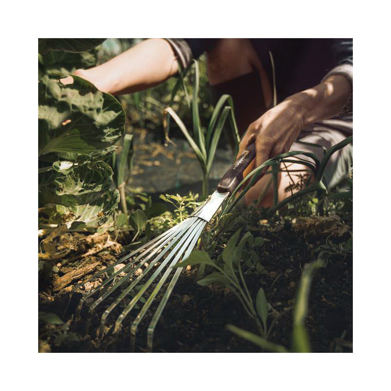 Fiskars 315520-1001 Garden Hand Rake, 4-3/4 in W Head, 7-Tine, Steel Tine, Stainless Steel Head, 5 in L Handle - 3