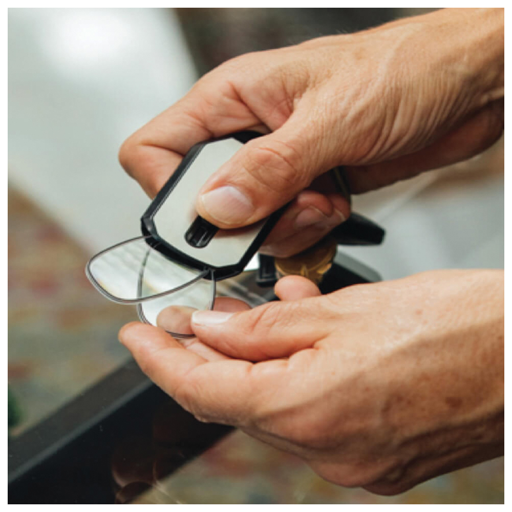 ThinOptics KC1.0BLACKISR Reading Glasses, Polycarbonate Frame, +1 Diopter, Includes: Silver Keychain Case - 3