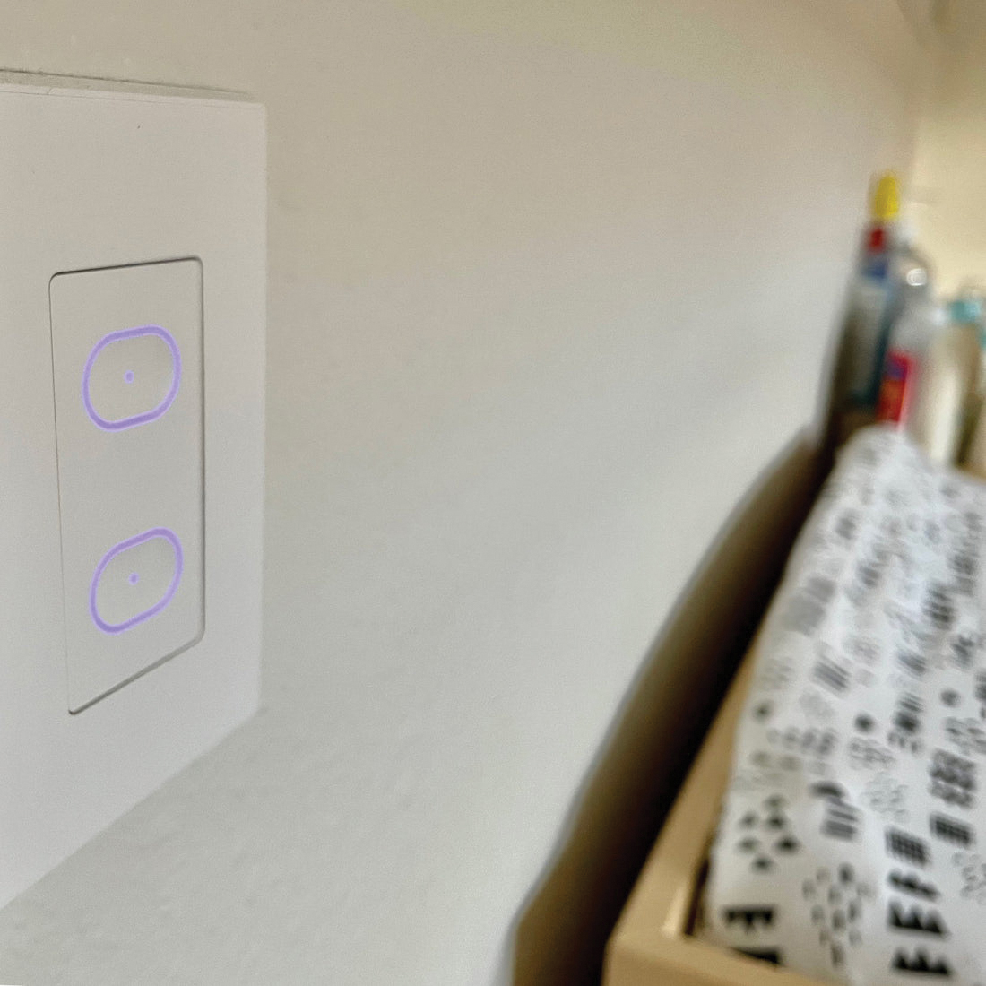 LIFX LFSPWHT1FUS 2-Buttons Light Switch, 1-Pole, 2-Way, 120 VAC, 60 Hz, Wi-Fi, White - 3