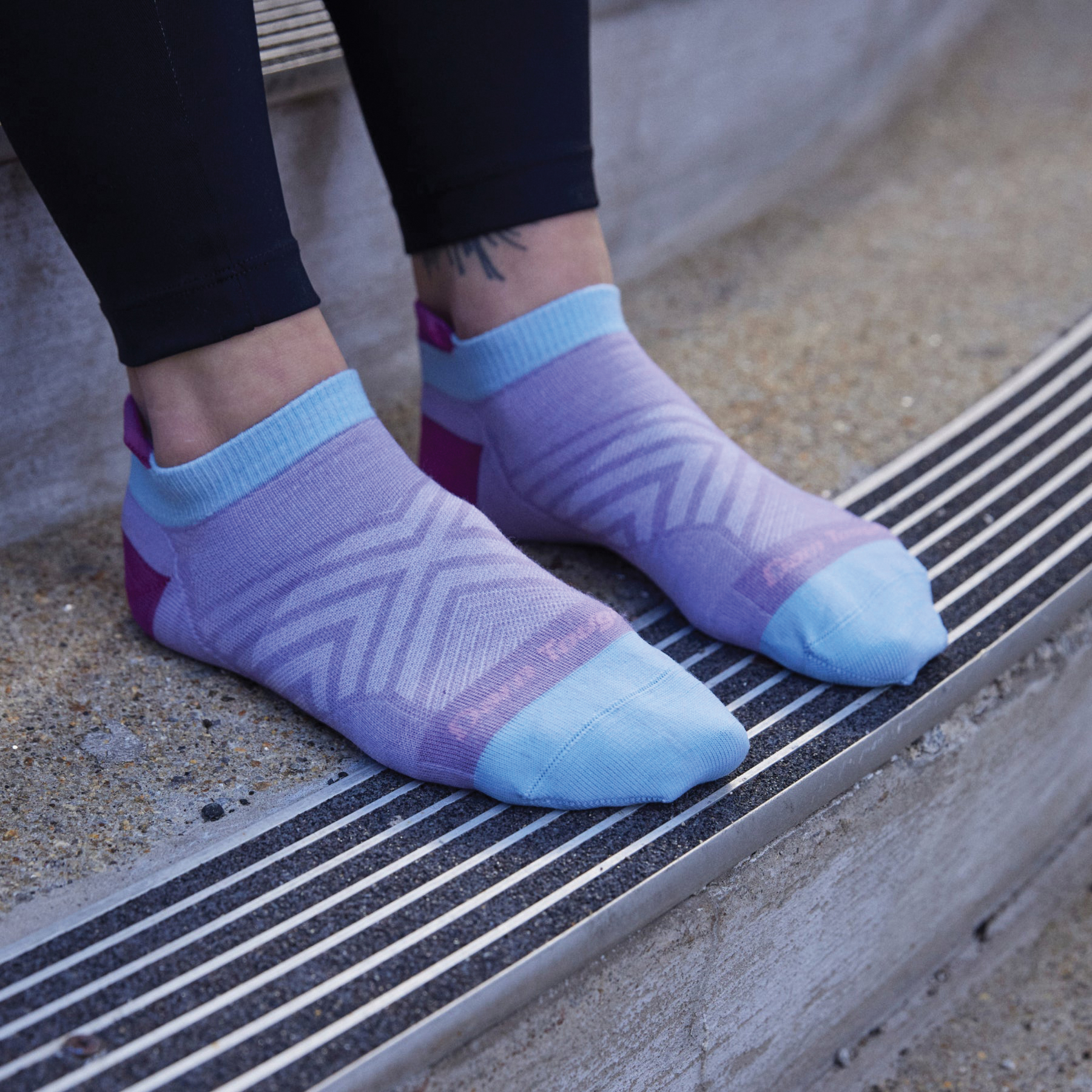 Darn Tough Run Series 1043-White-M No Show Tab Running Socks, Women's, M, Lycra Spandex/Merino Wool/Nylon, White - 4