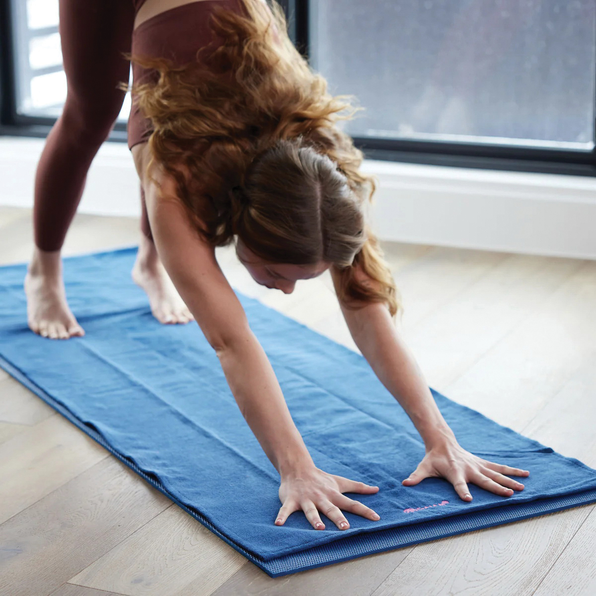 Gaiam 05-61710 Grippy Yoga Mat Towel, Hypoallergenic Microfiber/PVC, Blue/Red - 5